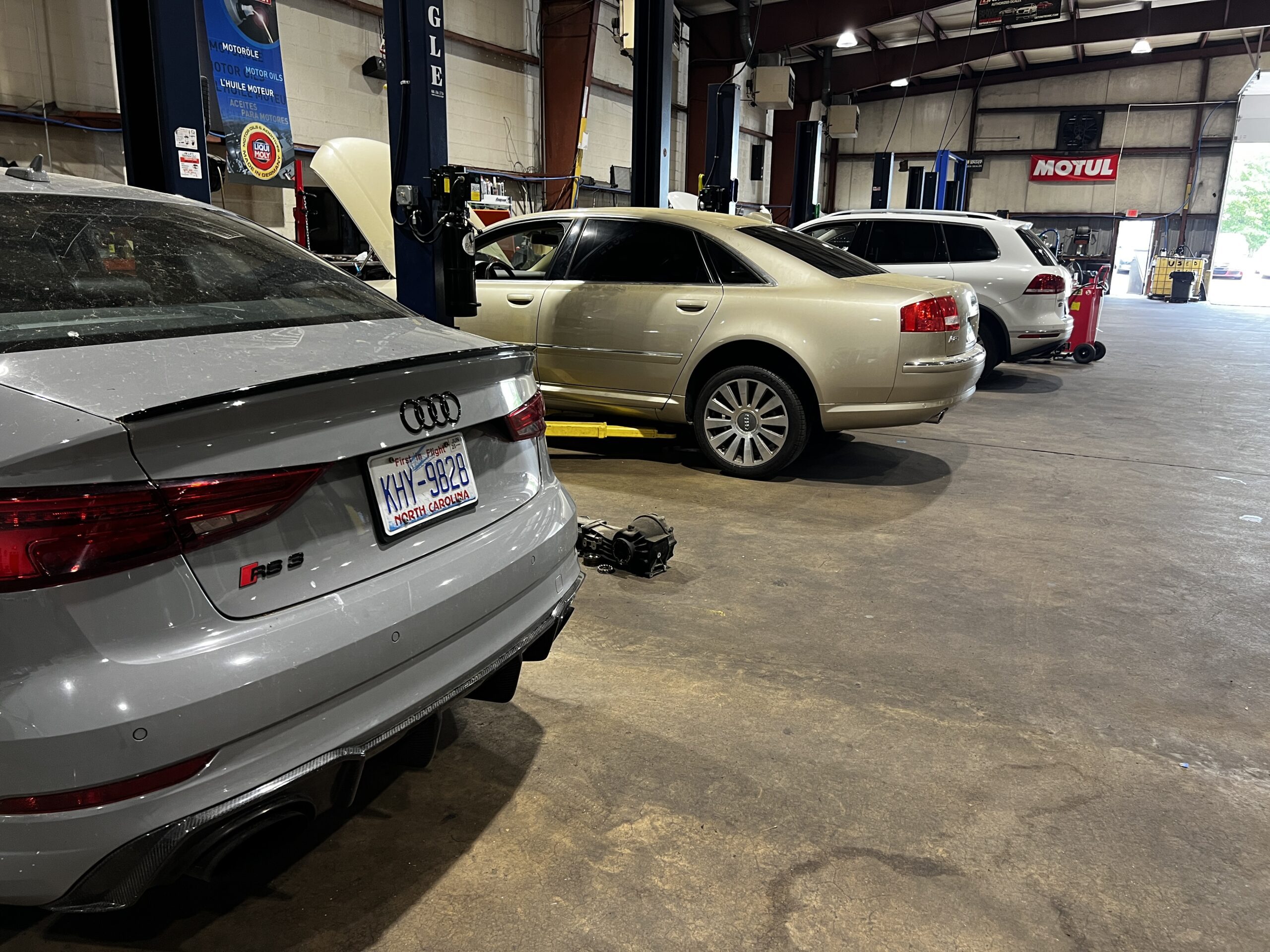 Euro repair shop: Audi RS5, A8, and Q7 in service bays
