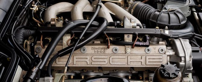 Porsche engine with "Zündfolge 1-3-4-2" text, relevant to rough idle issues.