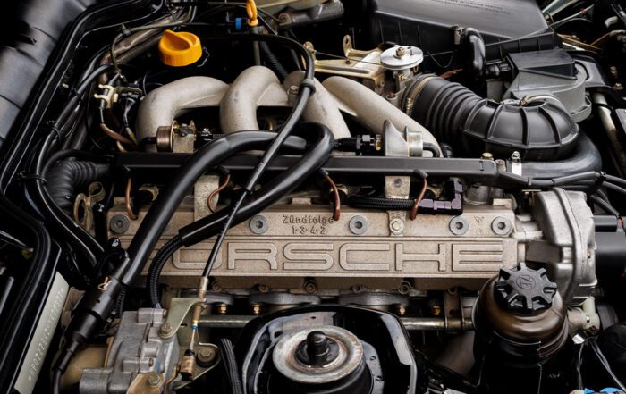 Porsche engine with "Zündfolge 1-3-4-2" text, relevant to rough idle issues.